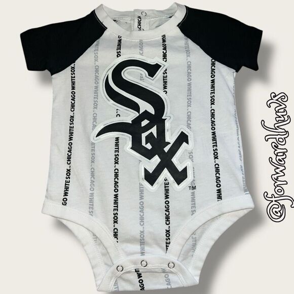 Chicago White Sox Infant Bodysuit and Reversible Bib Set (3-6 Months) - Picture 5 of 9
